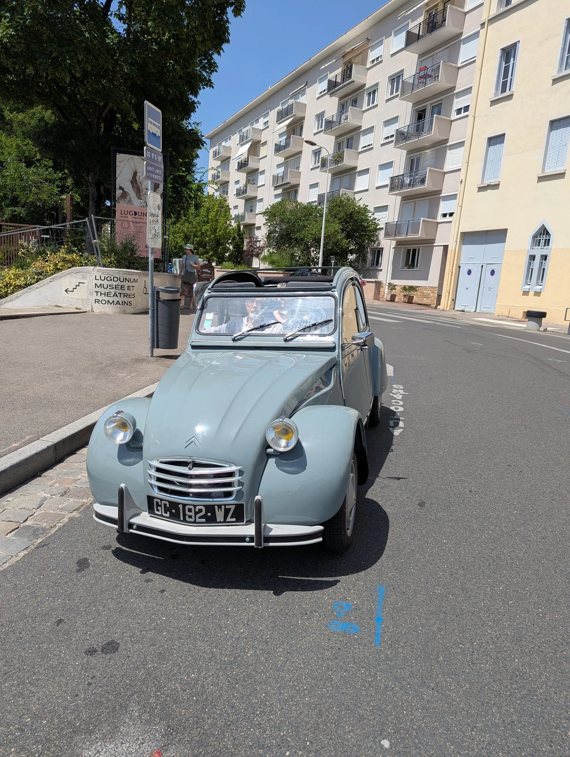 Balade 2CV – Les Rives de la Saône, Fourvière et l’Histoire de Lyon My Store