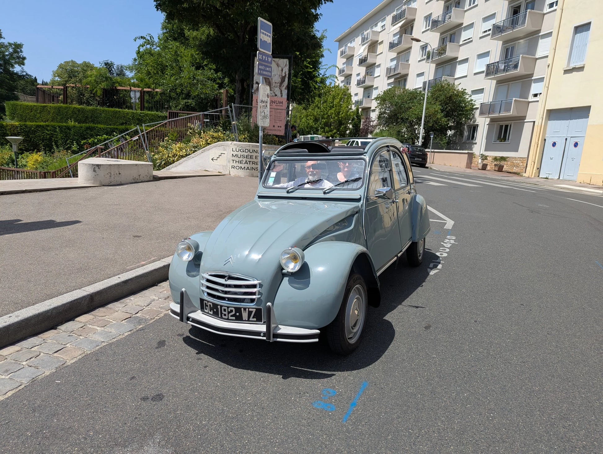 Balade 2CV – Les Rives de la Saône, Fourvière et l’Histoire de Lyon My Store