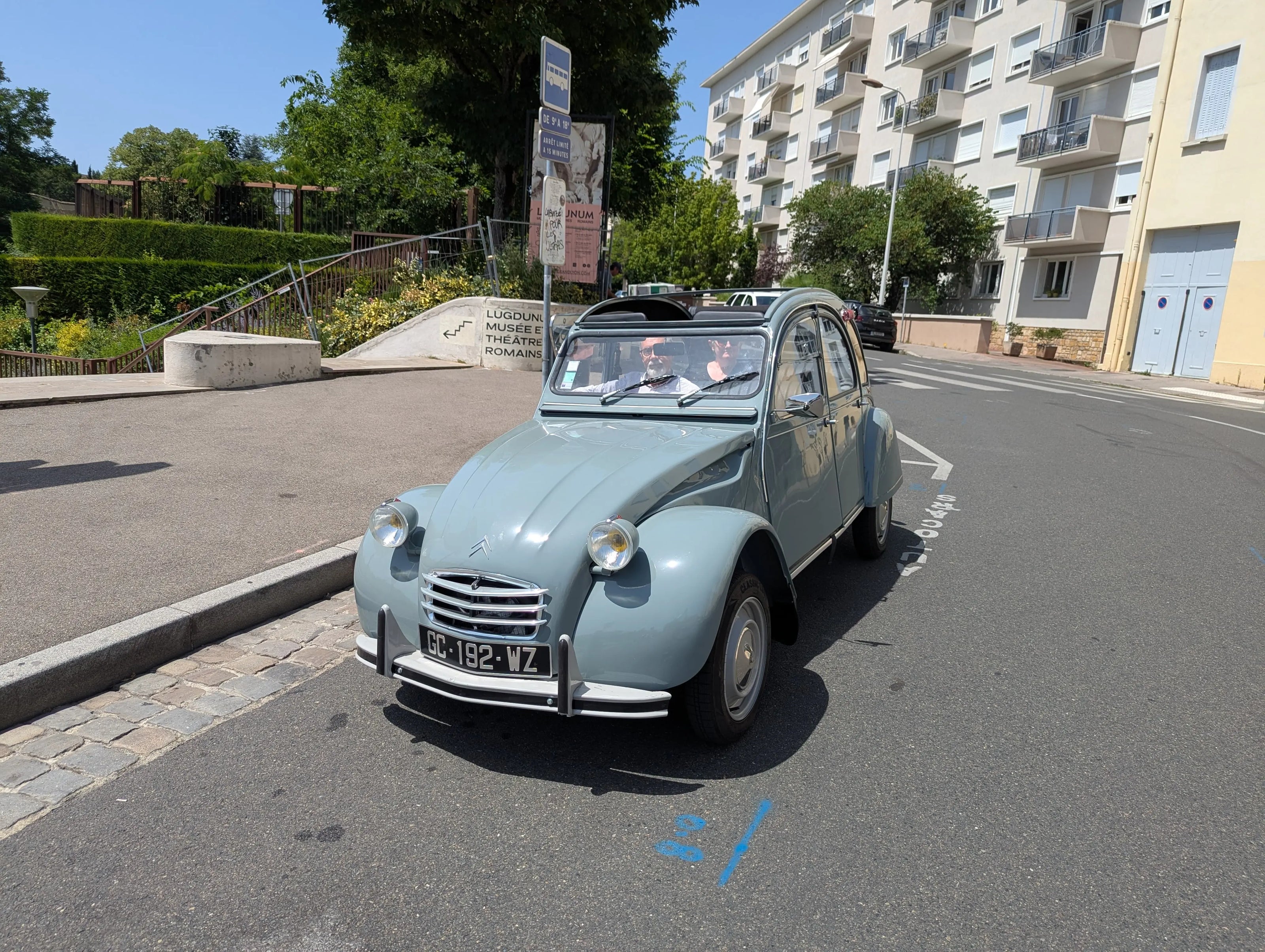 Balade 2CV – Les Rives de la Saône, Fourvière et l’Histoire de Lyon My Store