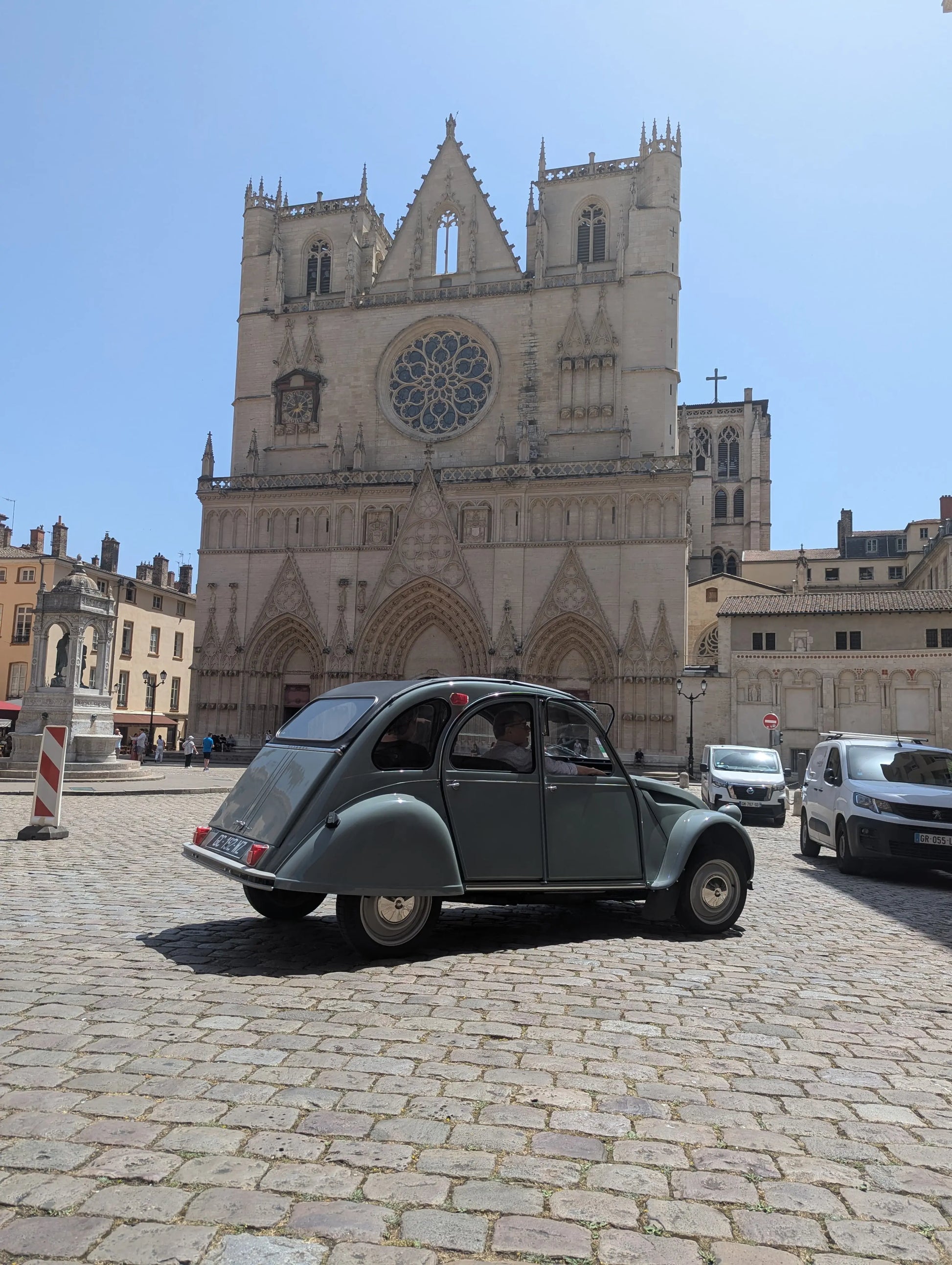 Balade 2CV – Les Rives de la Saône, Fourvière et l’Histoire de Lyon My Store
